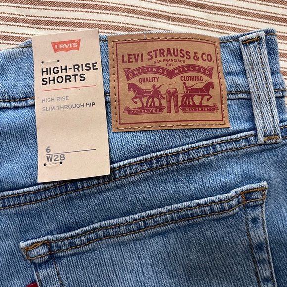 NWT Levi's High Rise
Shorts Light Wash
Sculpt Hypersoft Raw
Hem Denim Size W28 - Picture 5 of 7
